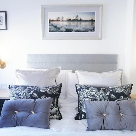 One Bedroom Luxury Ground Floor Apartment With Parking In Heart Holt Holt  Exterior photo