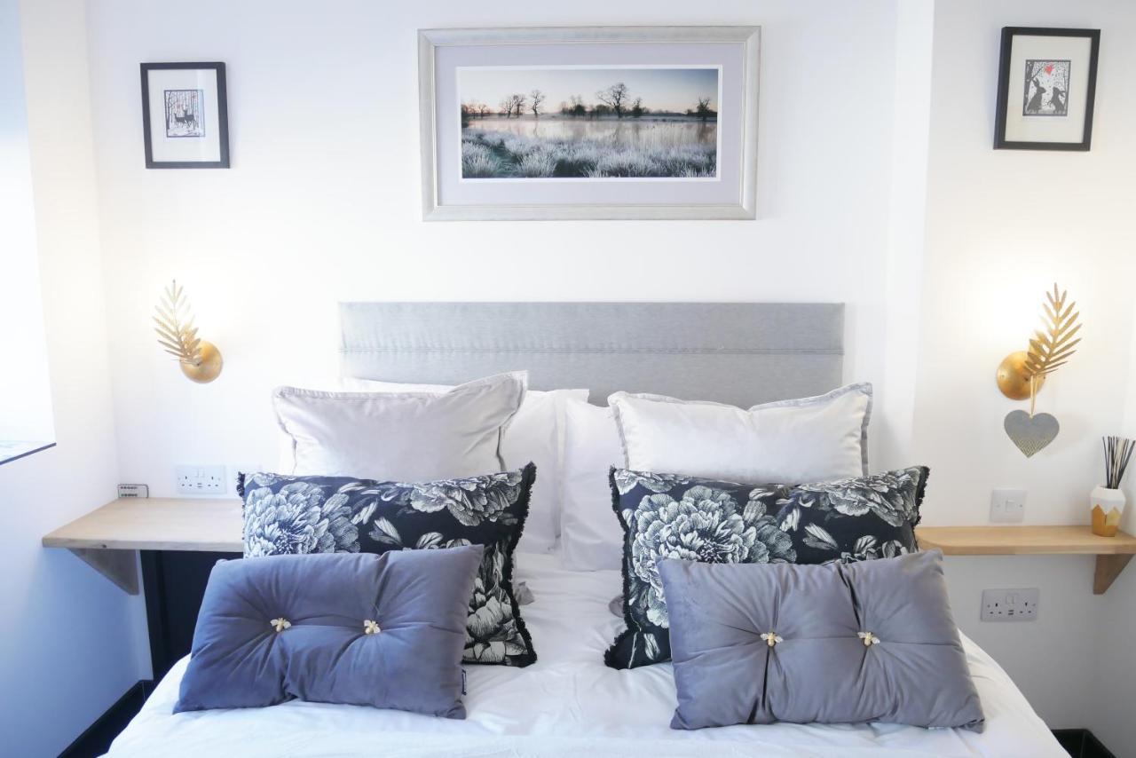 One Bedroom Luxury Ground Floor Apartment With Parking In Heart Holt Holt  Exterior photo