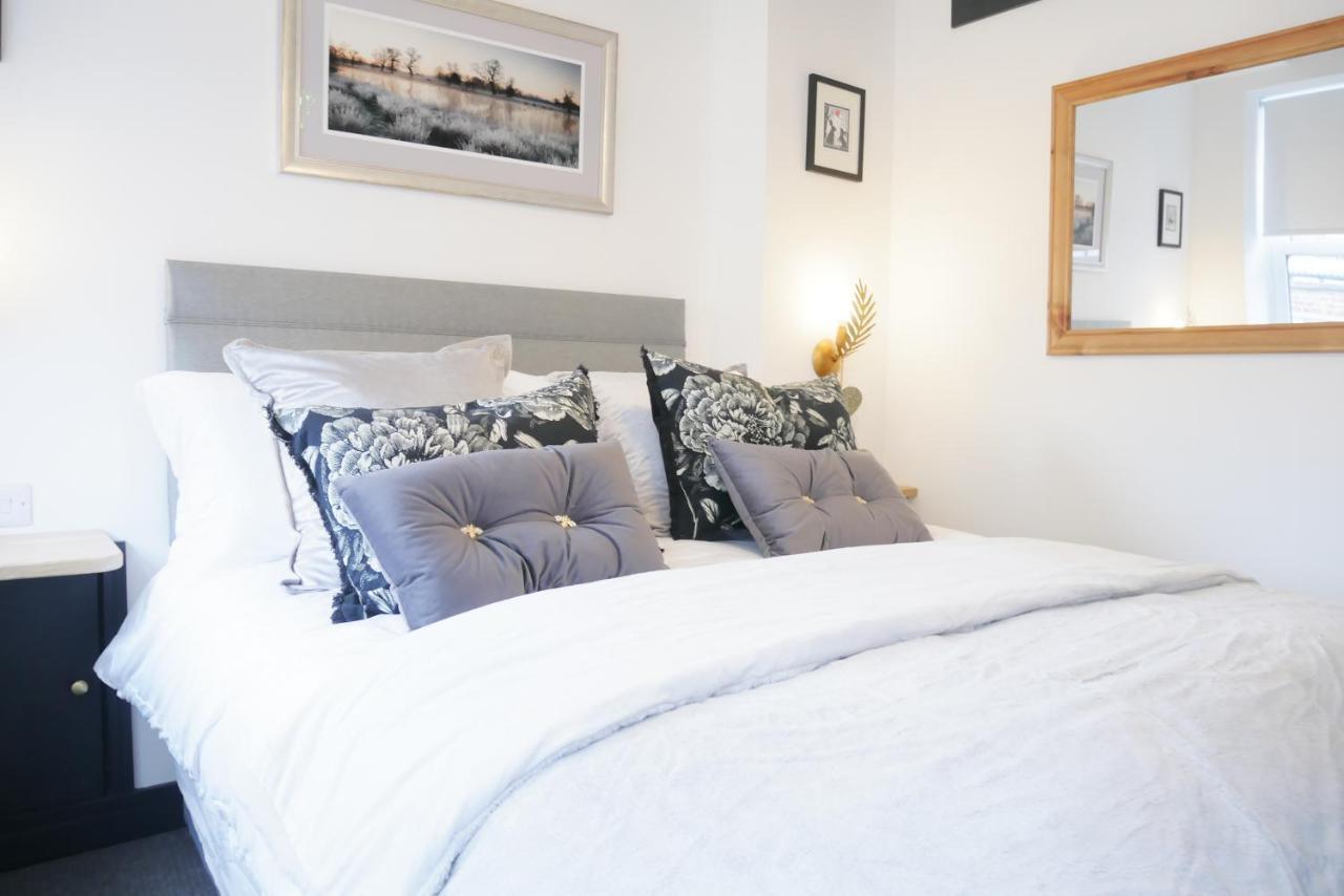 One Bedroom Luxury Ground Floor Apartment With Parking In Heart Holt Holt  Exterior photo