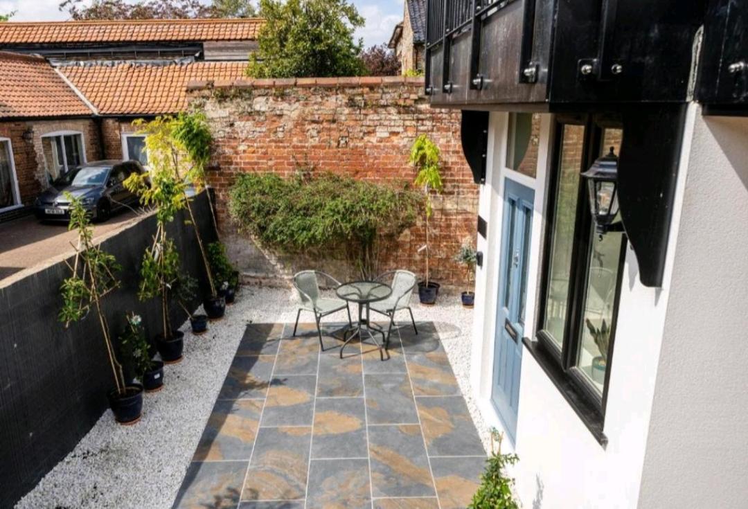 One Bedroom Luxury Ground Floor Apartment With Parking In Heart Holt Holt  Exterior photo