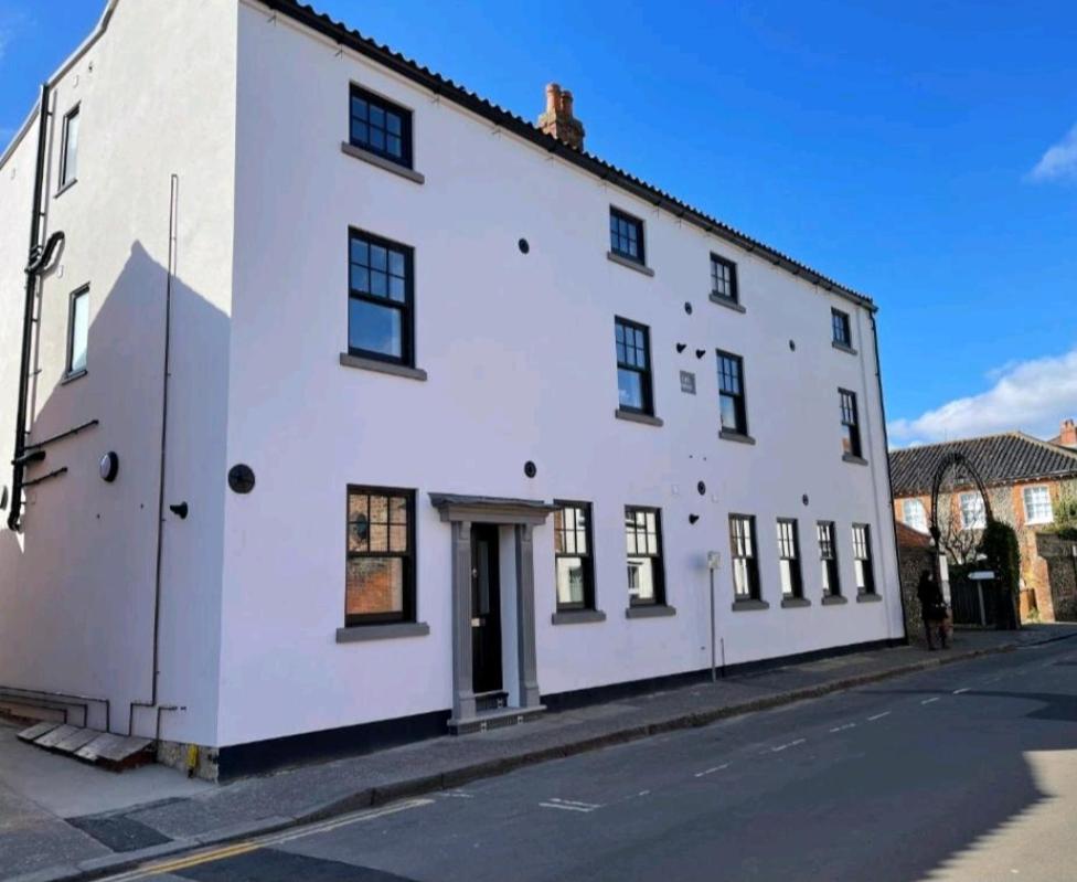 One Bedroom Luxury Ground Floor Apartment With Parking In Heart Holt Holt  Exterior photo